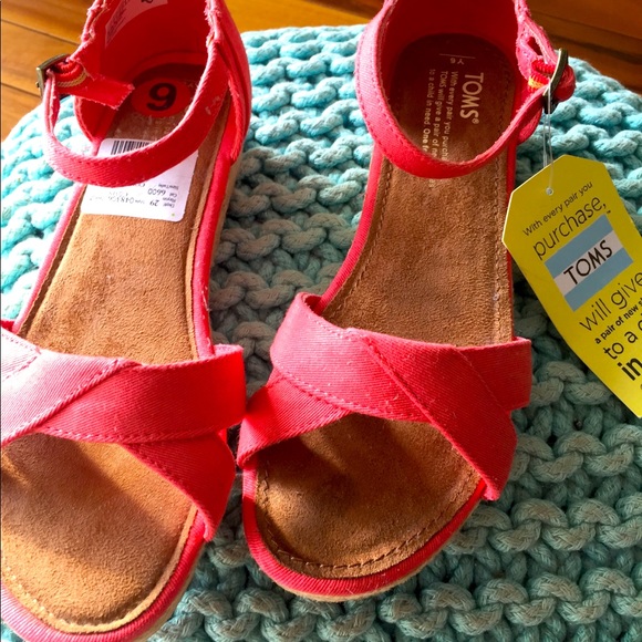 BNWT TOMS SANDALS - Picture 1 of 5